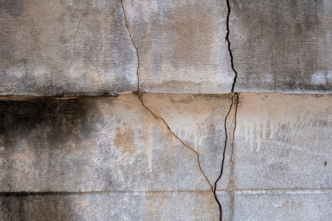 Velho muro de concreto na cor preto e branco, parede de cimento, quebrado