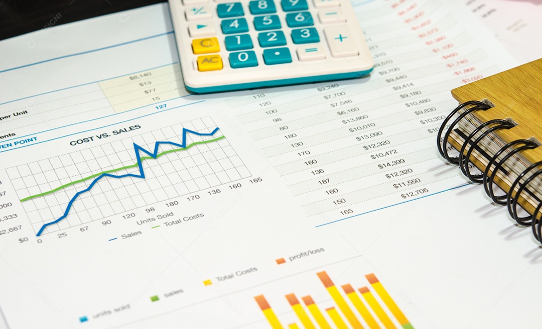 Gráficos e gráficos de papel financeiro na mesa.
