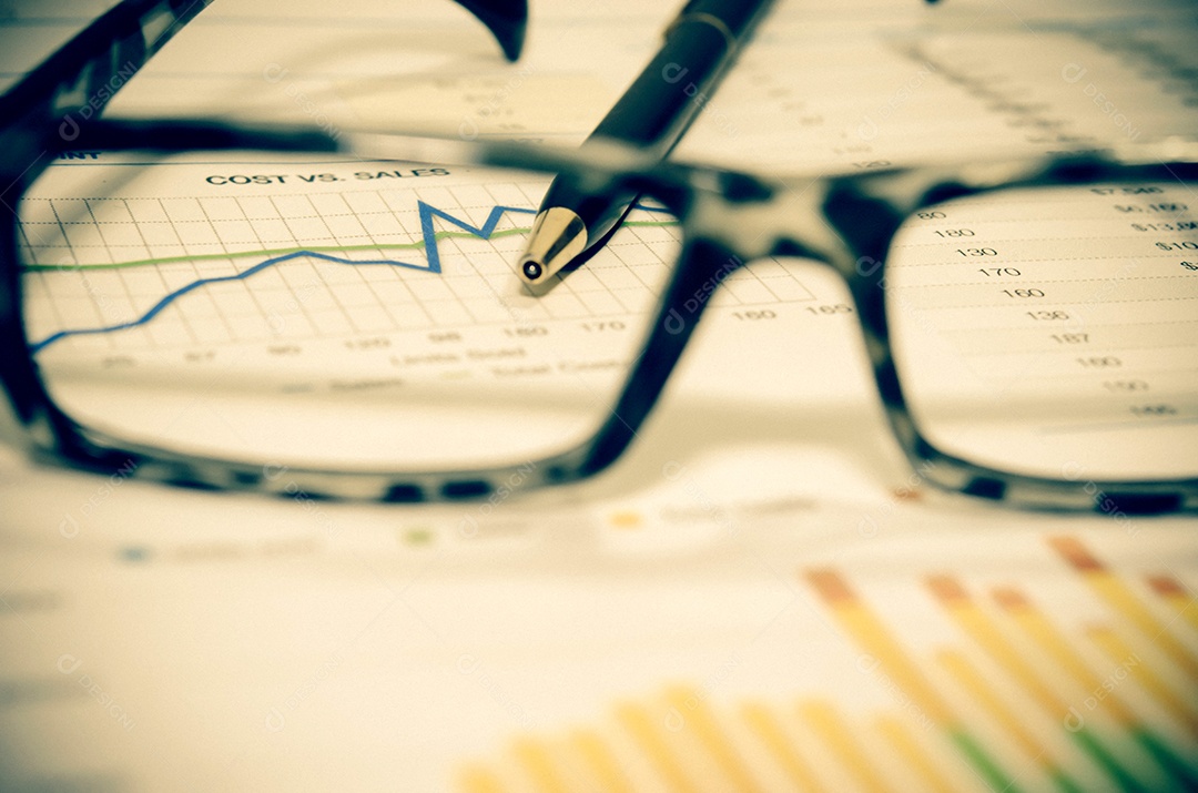 Óculos e documentos comerciais efeito de cor de estilo vintage.