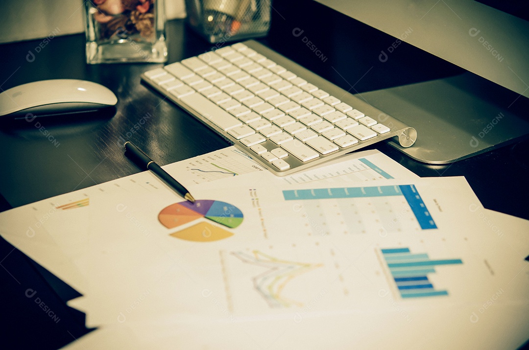 Documentos comerciais e teclado na mesa efeito de cor de estilo vintage.