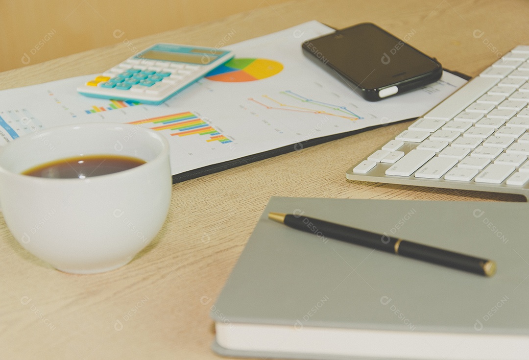 Documentos e caneta e livro na mesa.