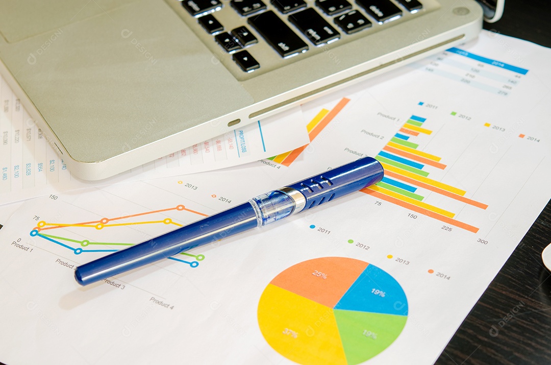 Documentos de negócios com gráficos de crescimento, teclado e caneta. empresário do local de trabalho.