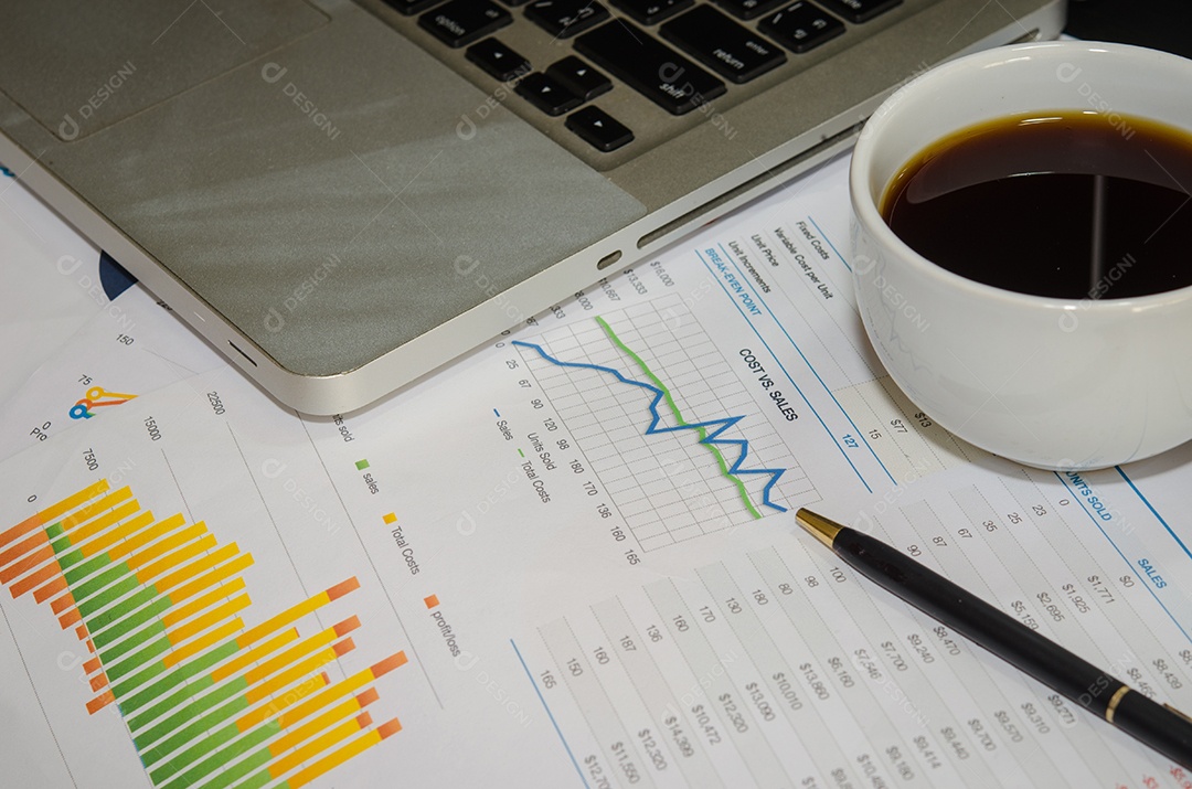 Gráficos de negócios e relatório de análise de caneta. Contabilidade.