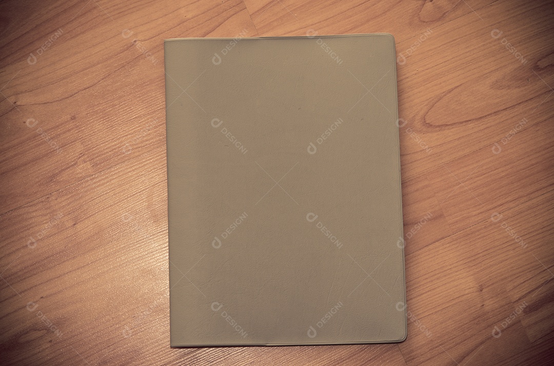 Livro na mesa de madeira na cor de tom vintage.