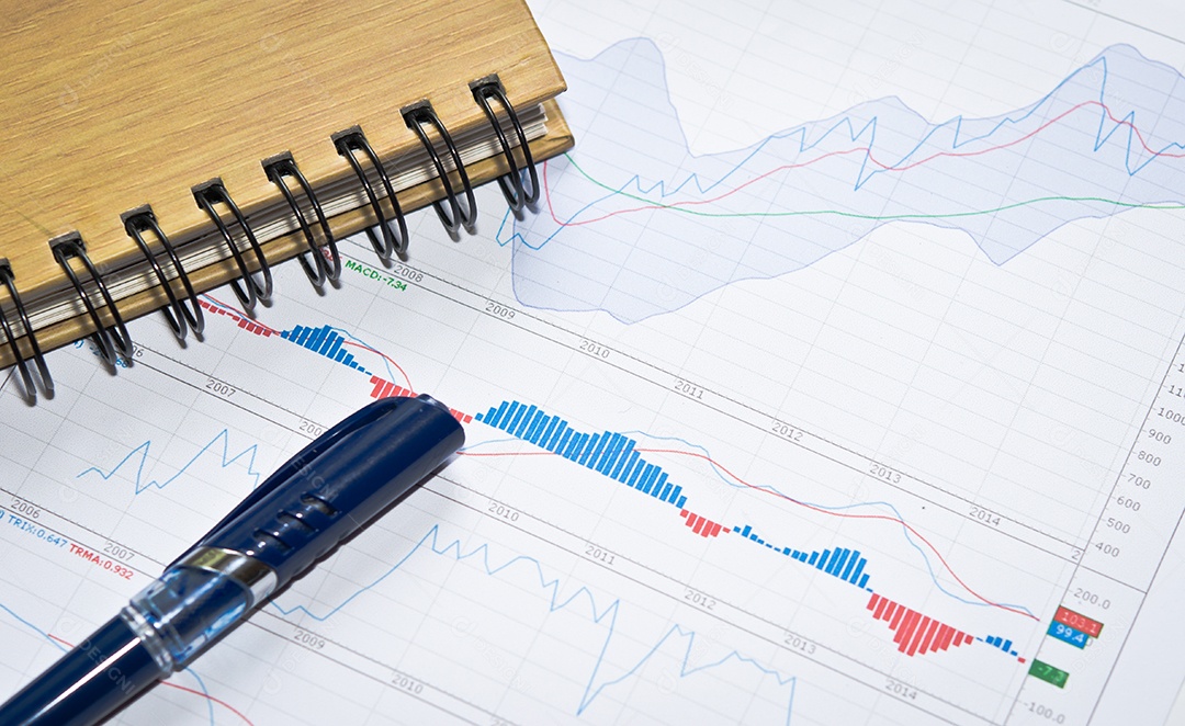 Gráficos e gráficos de cores financeiros e de negócios em cima da mesa.