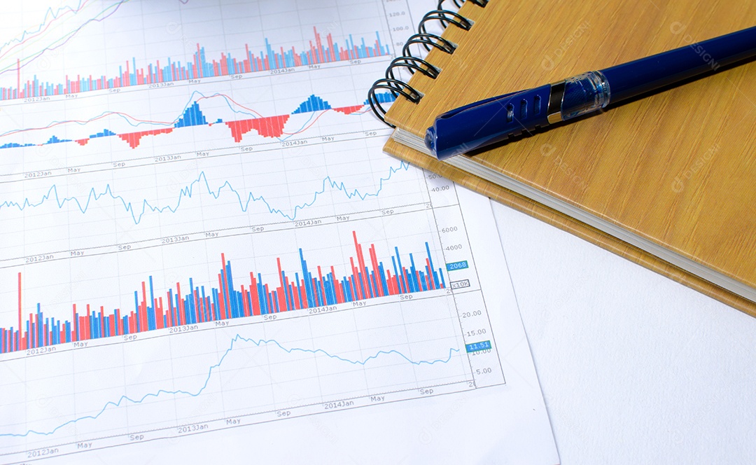 Gráficos e gráficos de cores financeiros e de negócios em cima da mesa.