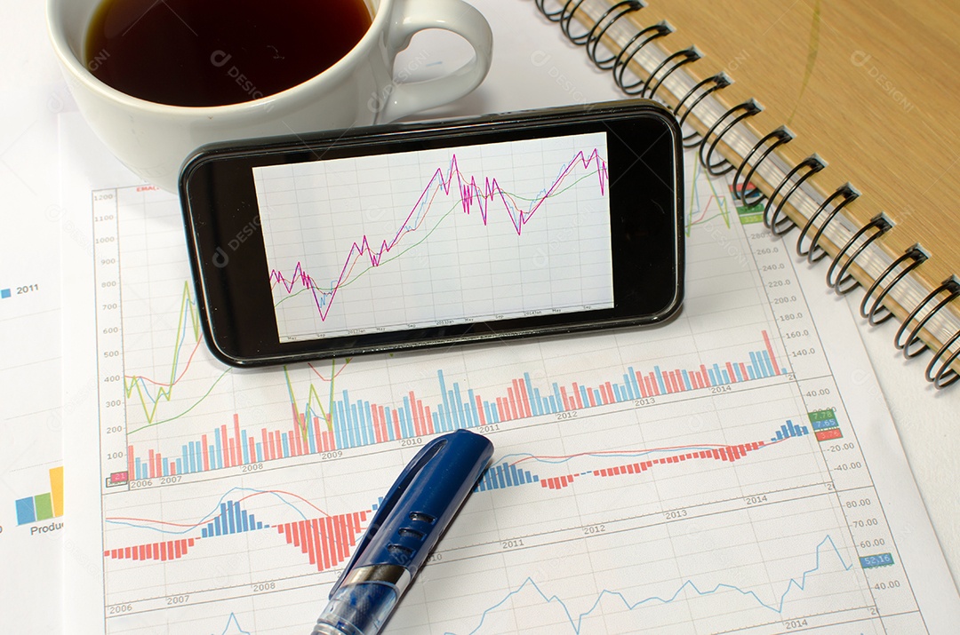 Relatório de negócios no celular, nova tecnologia.