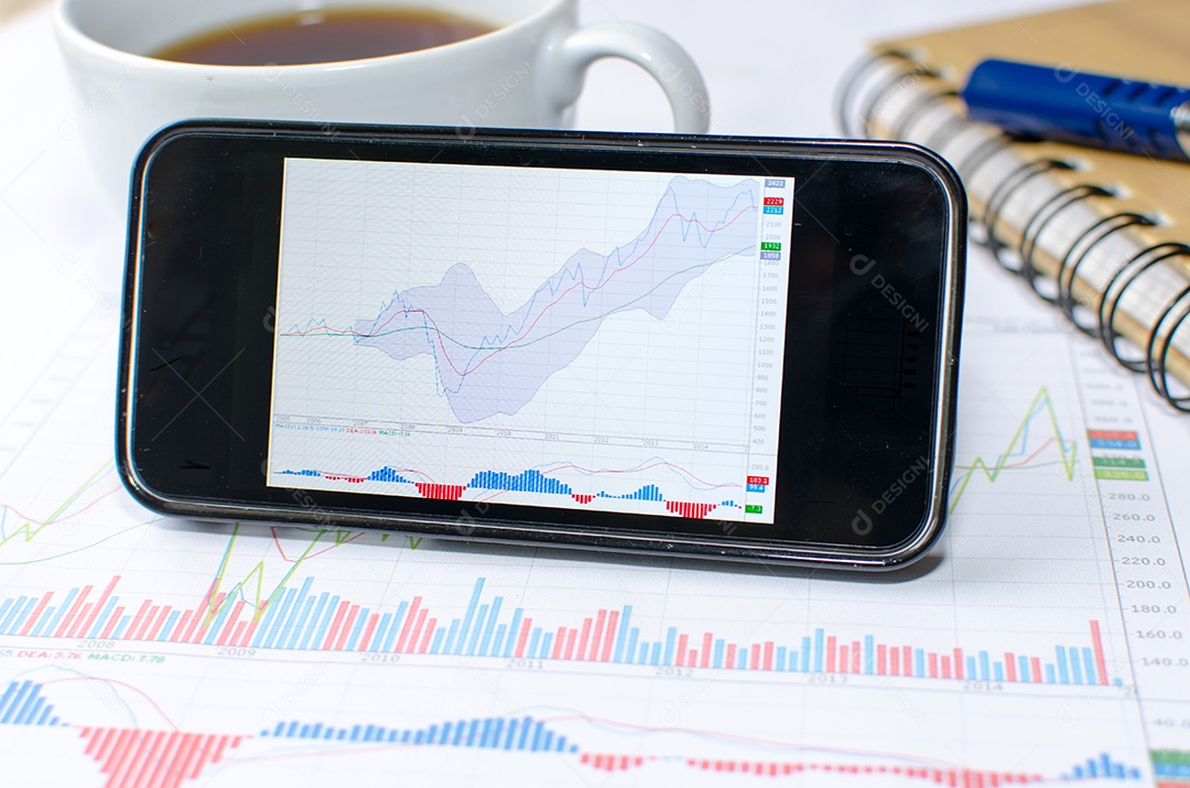 Relatório de negócios no celular, nova tecnologia.