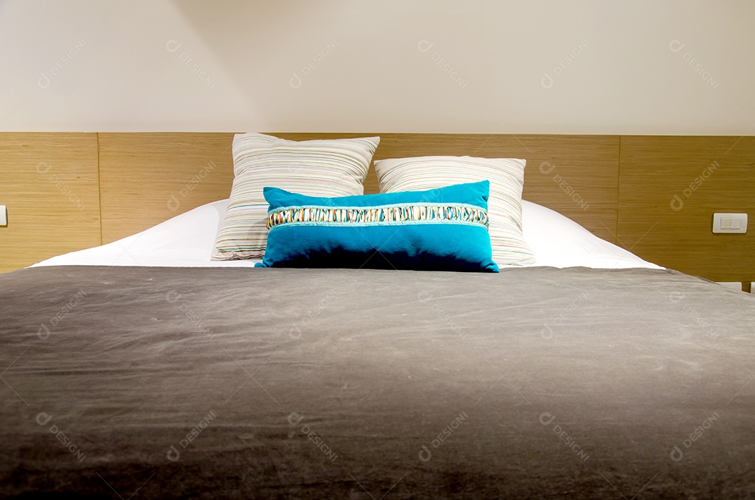 Cama king size em um quarto de hotel de negócios.