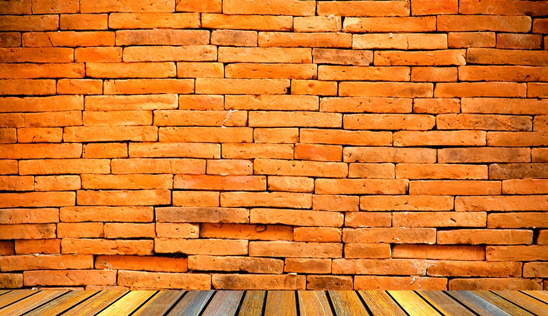 Quarto interior com parede de tijolos e piso de madeira.