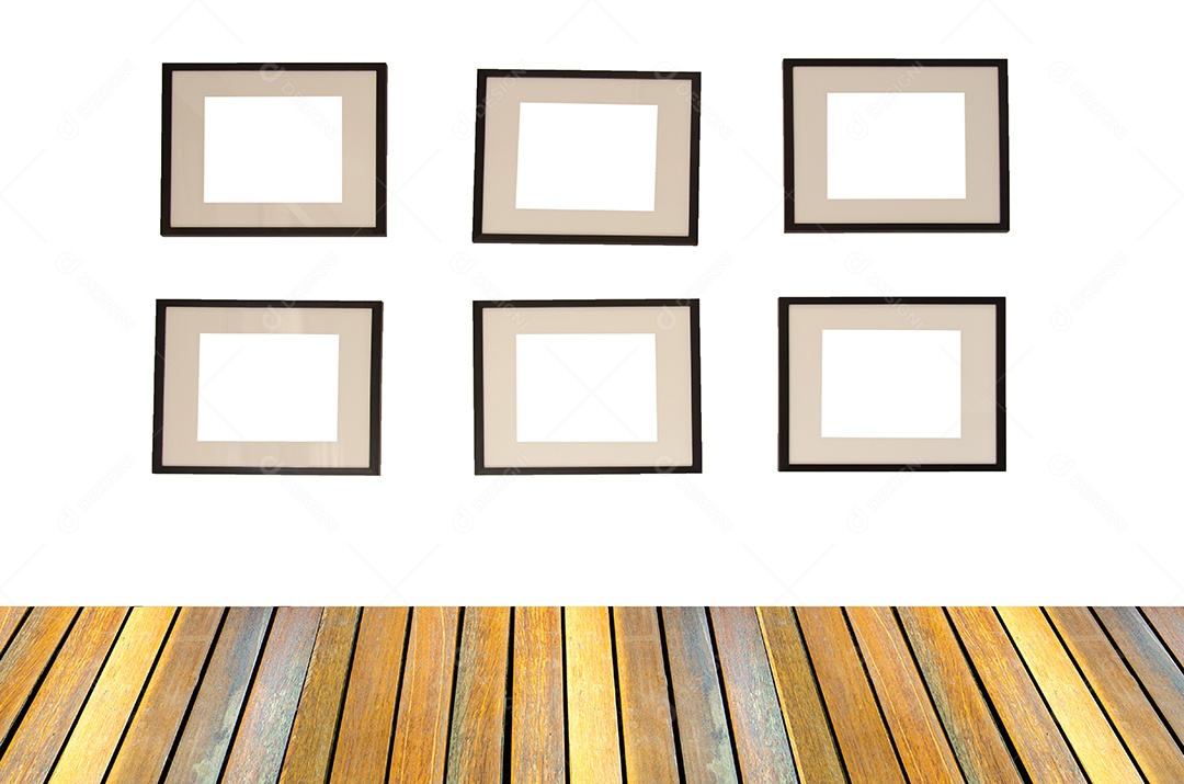 Molduras aleatórias na parede dentro da sala.