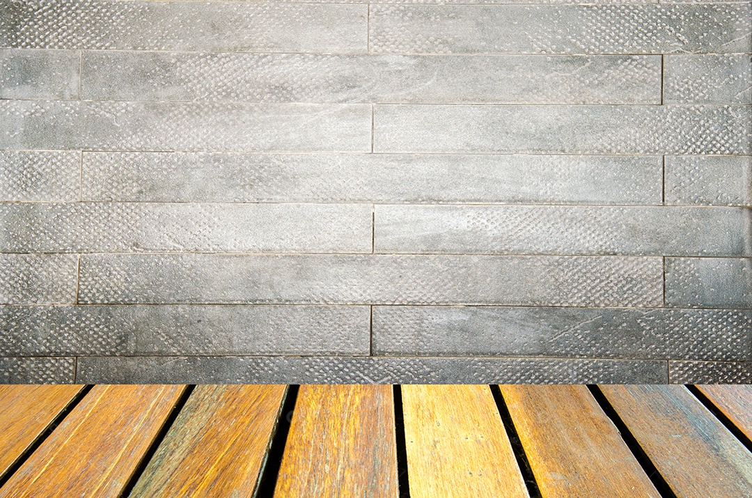 Quarto interior com parede de tijolos e piso de madeira.