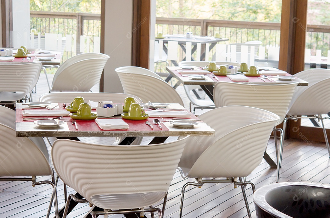 Mesa e cadeiras restaurante vazio.