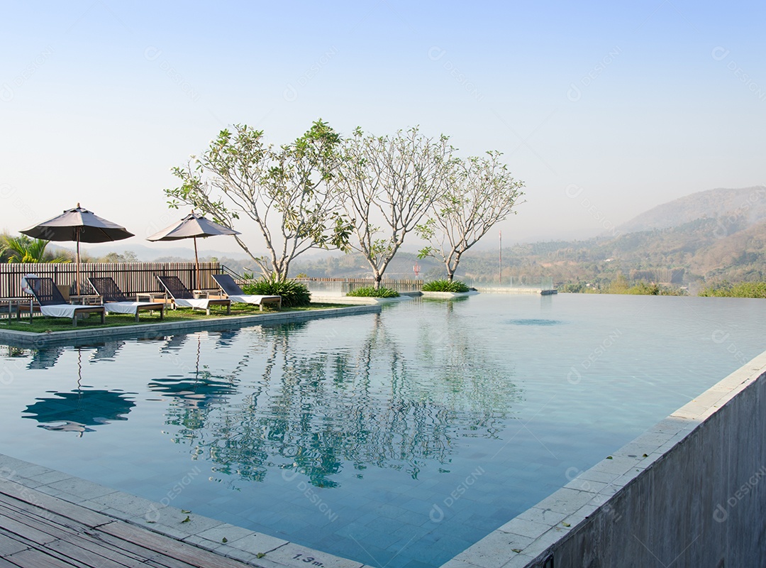Residência com piscina grande.