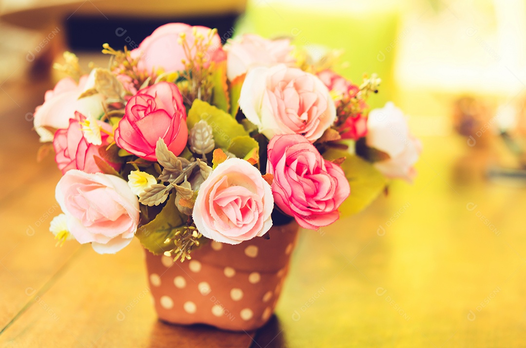 Rosa em cima da mesa. Estilo de filme.