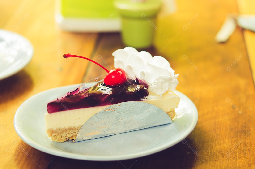 Bolo de mirtilo na mesa efeito de cor estilo filme.