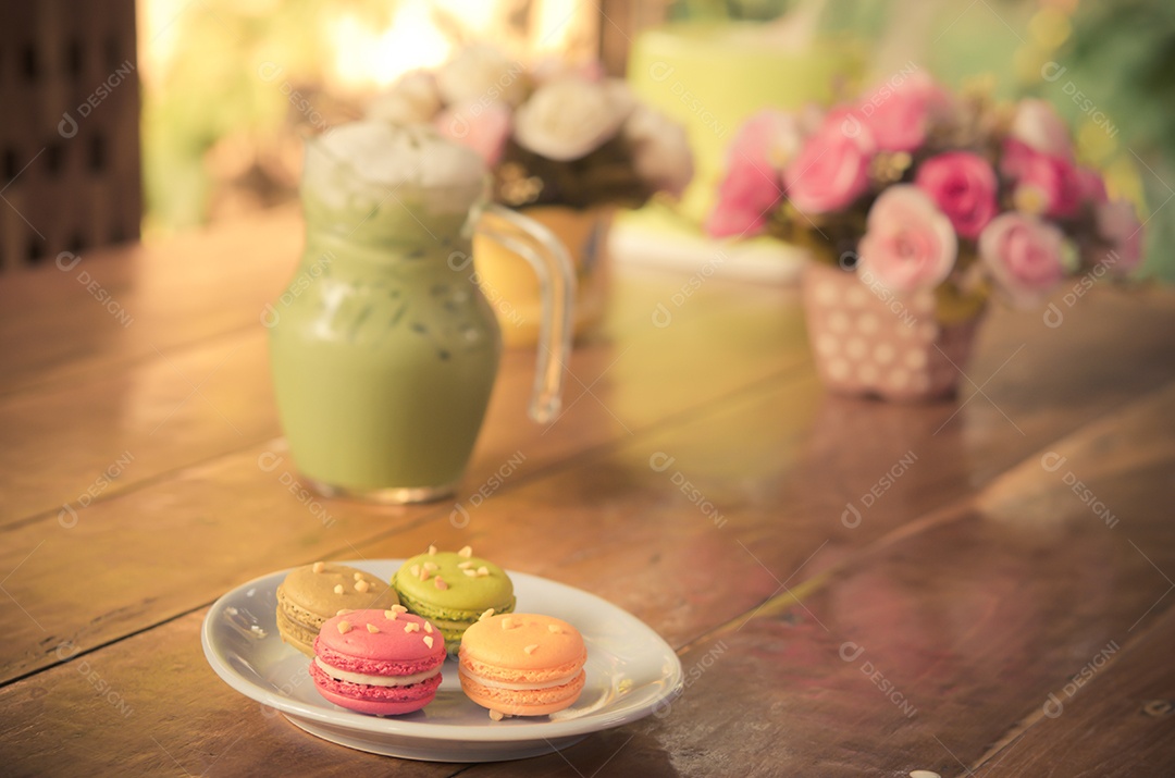 Macaron e chá verde gelado na mesa efeito de cor estilo filme.