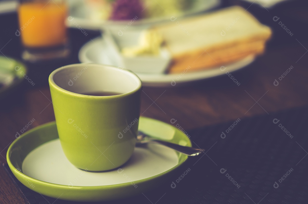 Xícara de café sobre a mesa. Filtro vintage.
