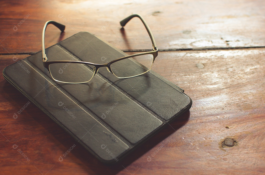 Tablet digital na mesa de madeira. look vintage.