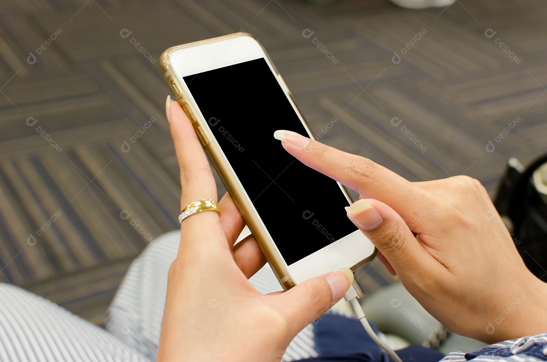 Tela tocante da mão da menina no telefone esperto móvel moderno.
