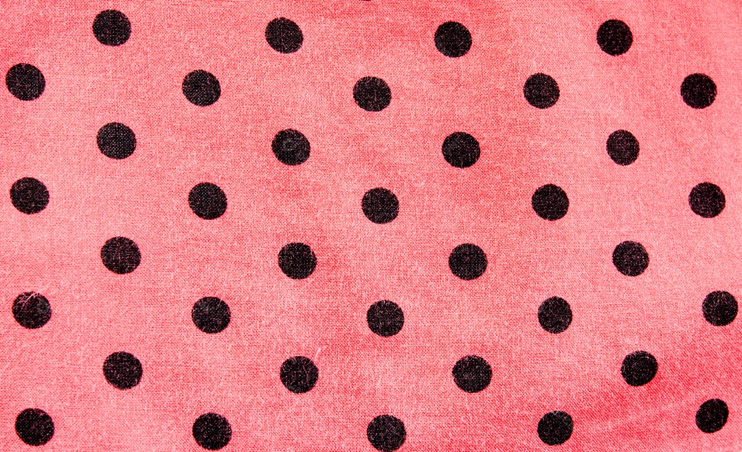 Tecido de bolinhas rosa para fundo.