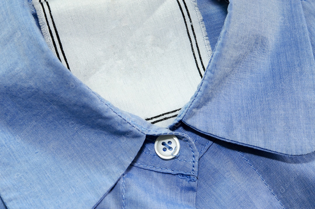 Detalhes da camisa listrada com etiqueta em branco.