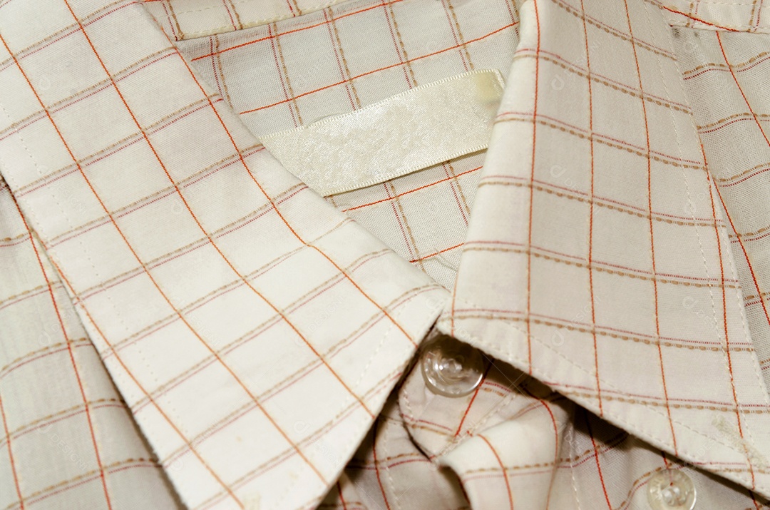 Detalhes da camisa listrada com etiqueta em branco.