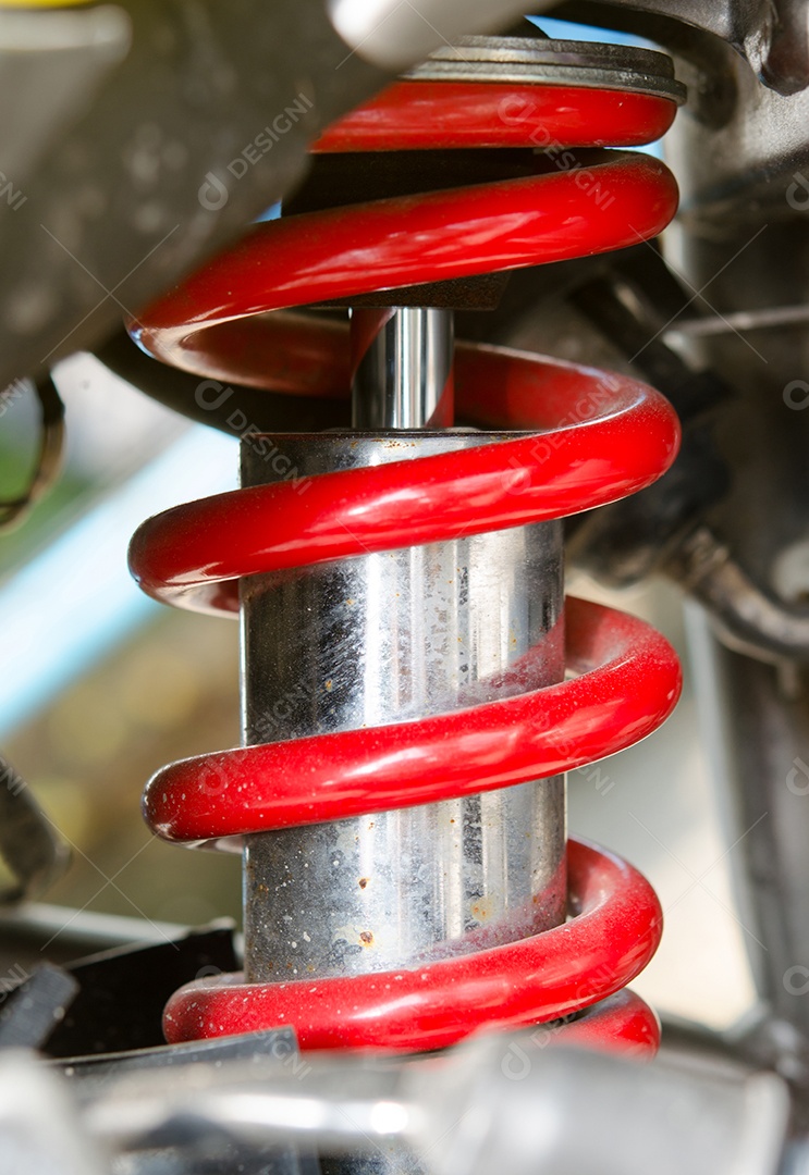 Amortecedor de motocicleta. Foco seletivo na suspensão.
