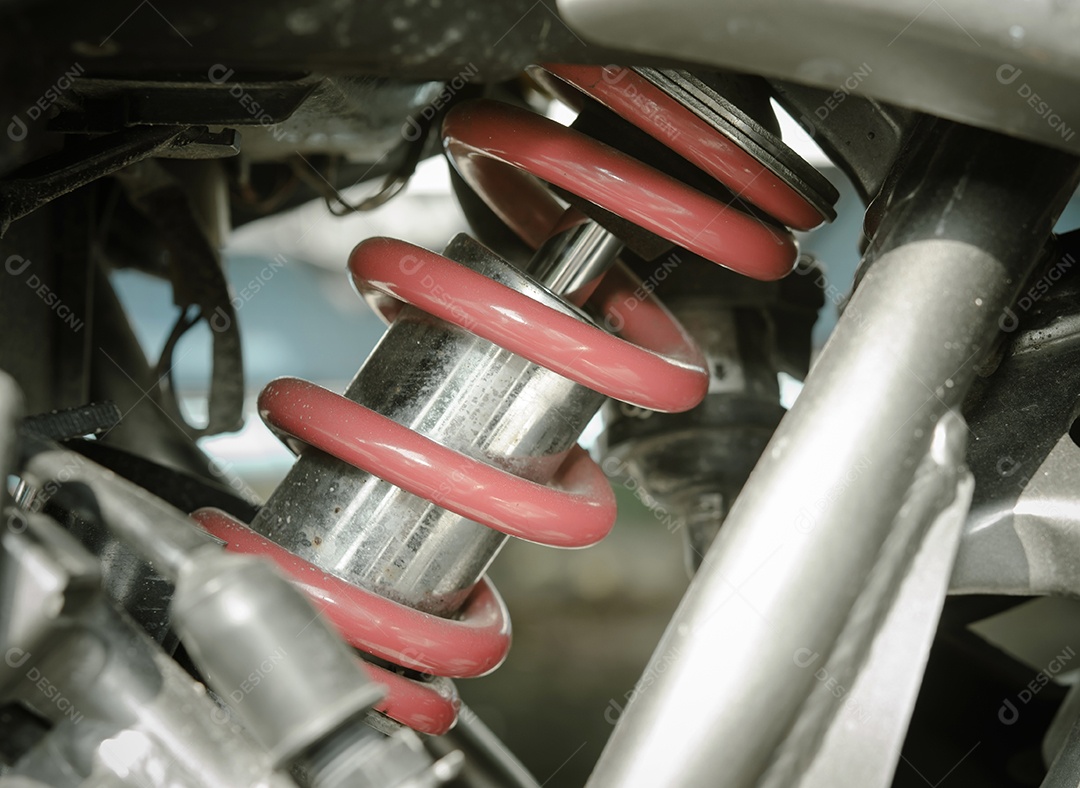 Amortecedor de motocicleta. Foco seletivo na suspensão.