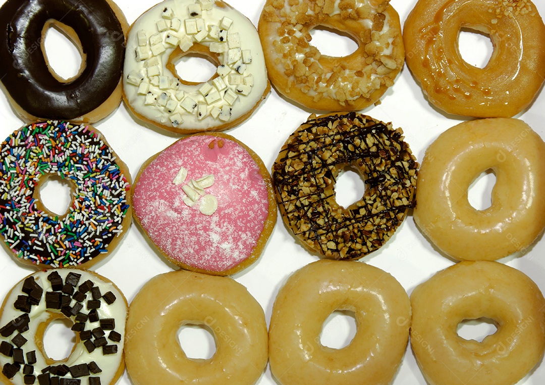 Deliciosos donuts coloridos isolados no fundo branco.