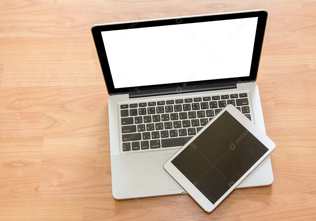 Laptop e tablet na mesa de madeira.