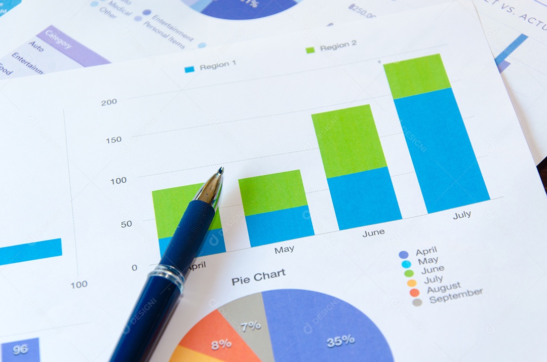 Teclado e caneta no relatório financeiro.