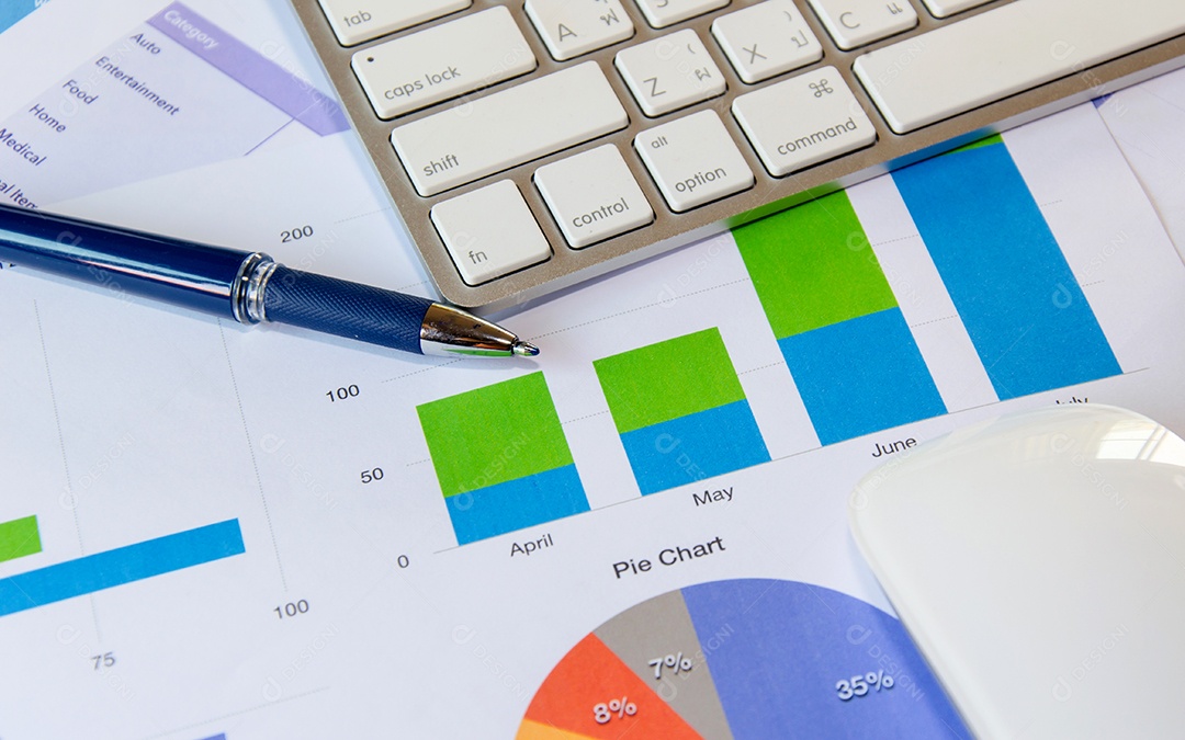 Teclado e caneta no relatório financeiro.