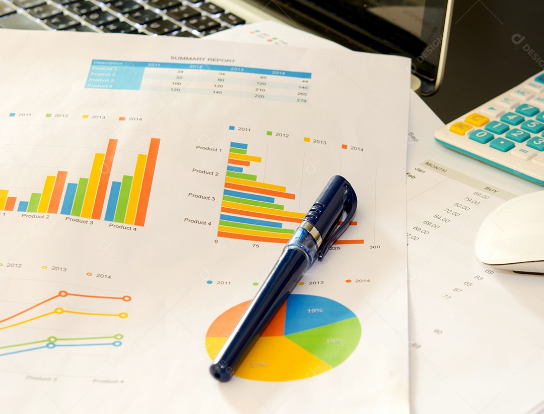Documentos de negócios com crescimento de gráficos, teclado e caneta. empresário do local de trabalho.