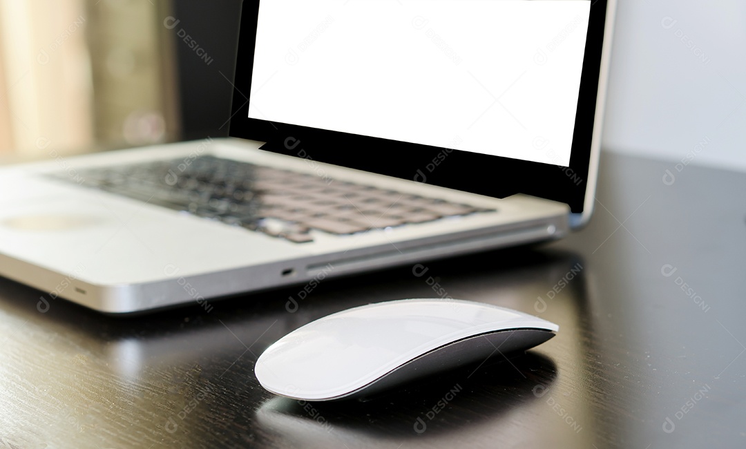 O close up focaliza o mouse na mesa.