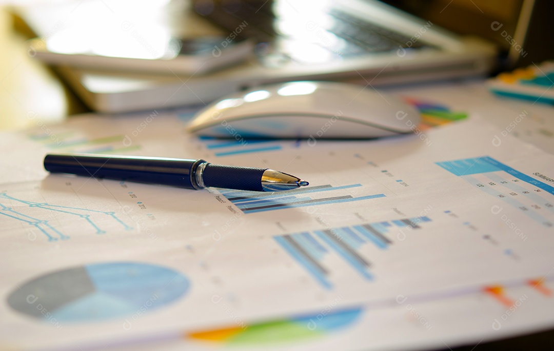 Mesa desordenada com documentos de negócios.