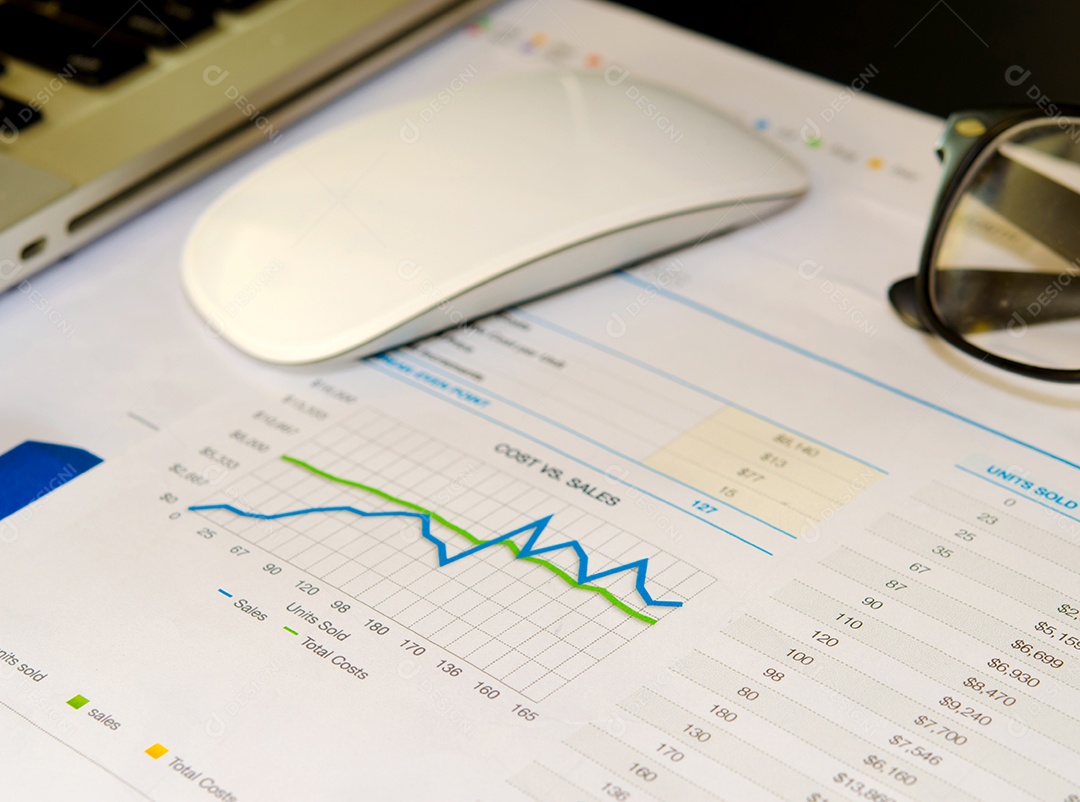 Gráficos e gráficos de papel financeiro na mesa.