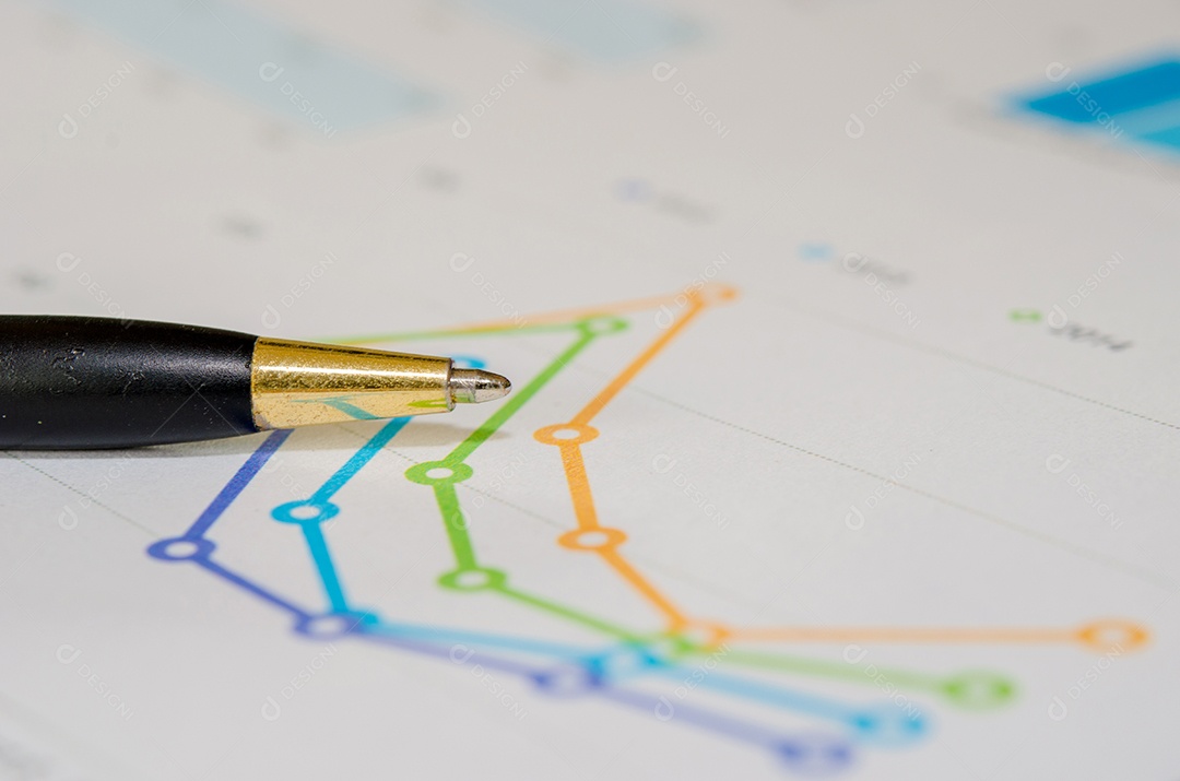 Análise de gráficos financeiros e caneta.