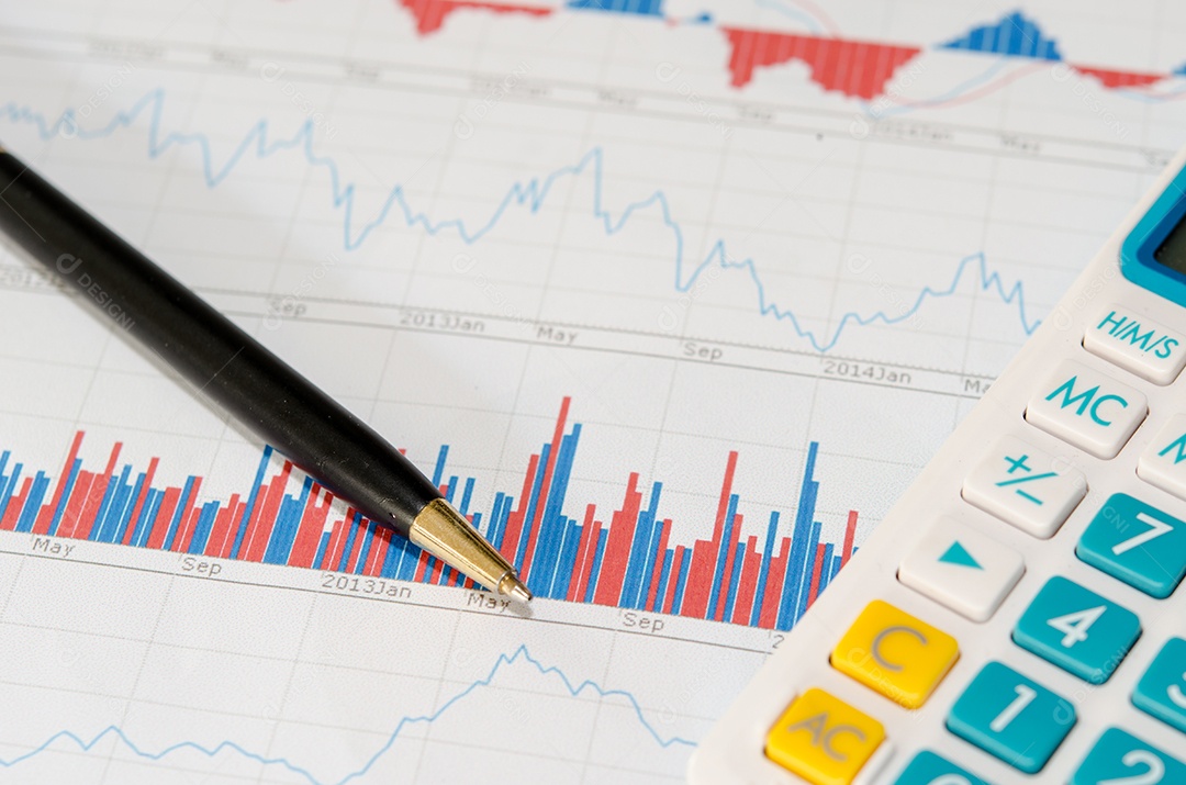 Caneta preta no relatório de finanças.