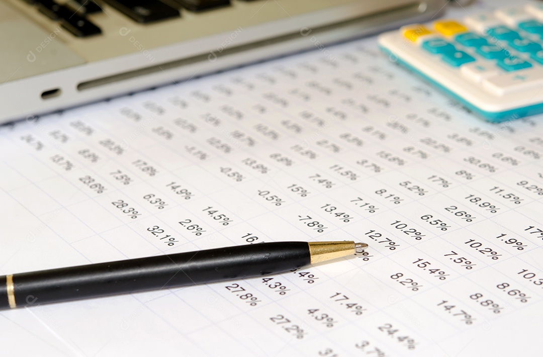 Objetos financeiros: gráfico de ações, calculadora e caneta.