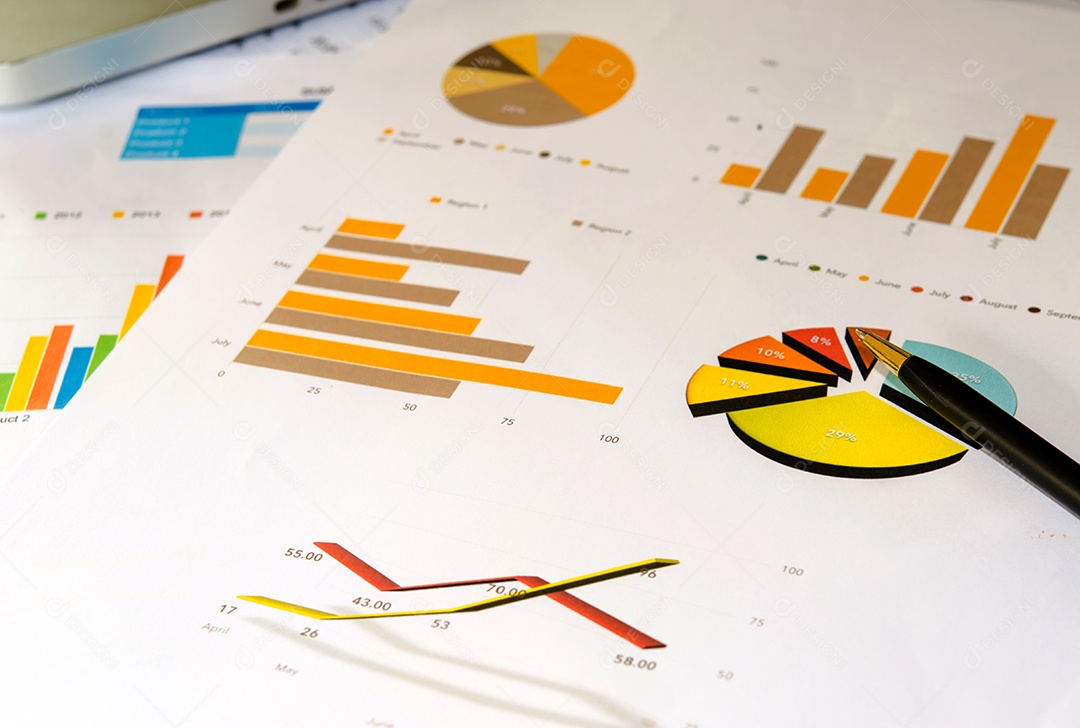 Caneta preta no relatório de finanças.