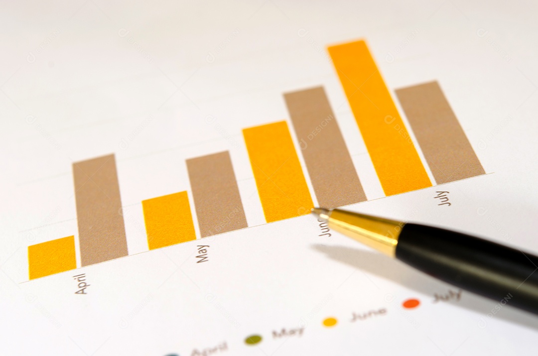 Análise de gráficos financeiros e caneta.