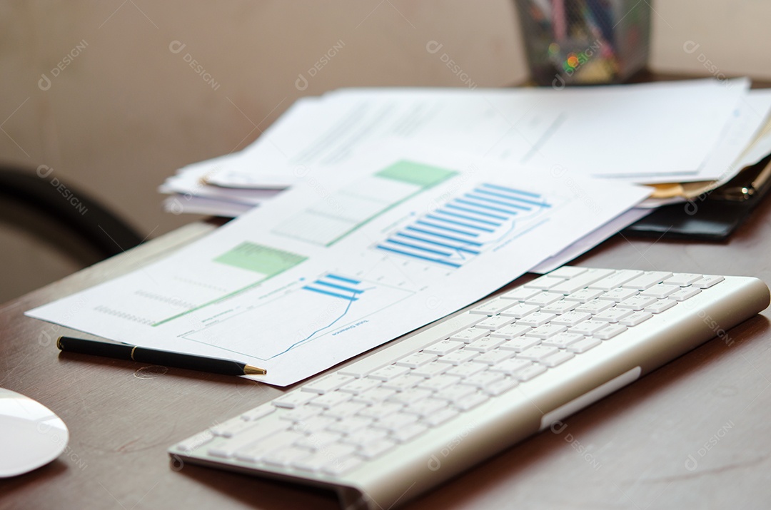 Relatório na mesa de trabalho do empresário.