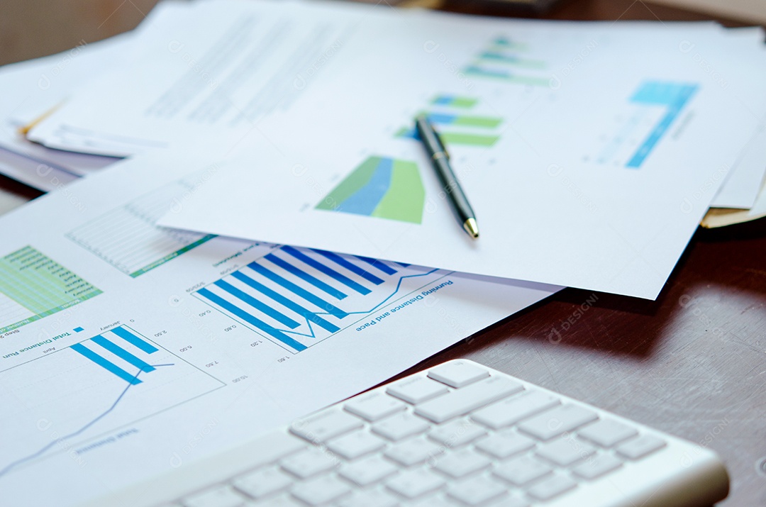 Relatório na mesa de trabalho do empresário.