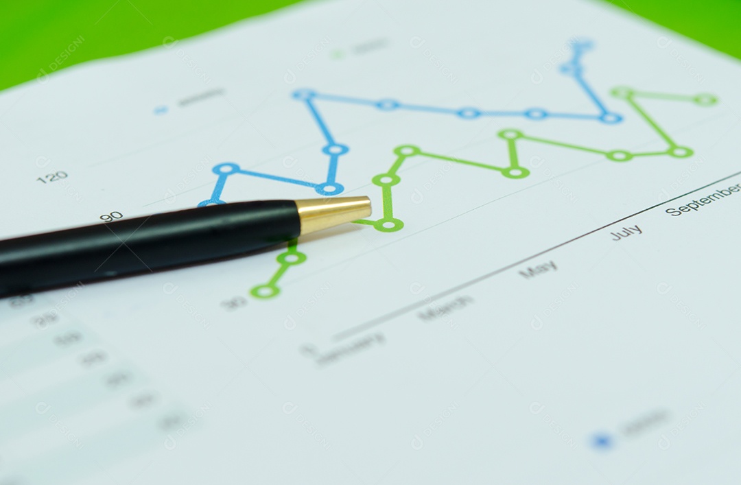 Caneta preta no relatório de finanças.