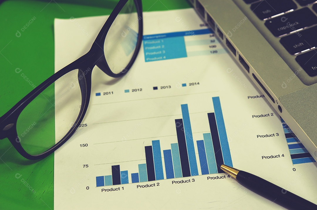 Documentos de negócios com crescimento de gráficos, teclado. empresário do local de trabalho.