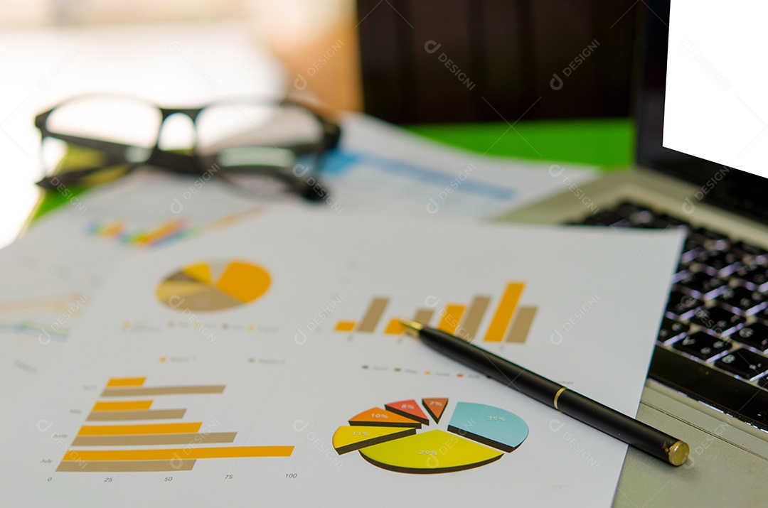 Documentos de negócios com crescimento de gráficos, teclado e caneta. empresário do local de trabalho.