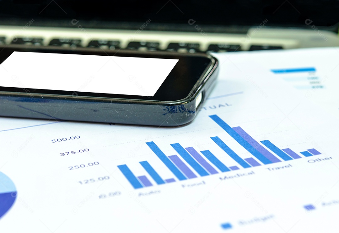 Negócios de desktop de análise financeira com gráficos e diagramas contábeis.