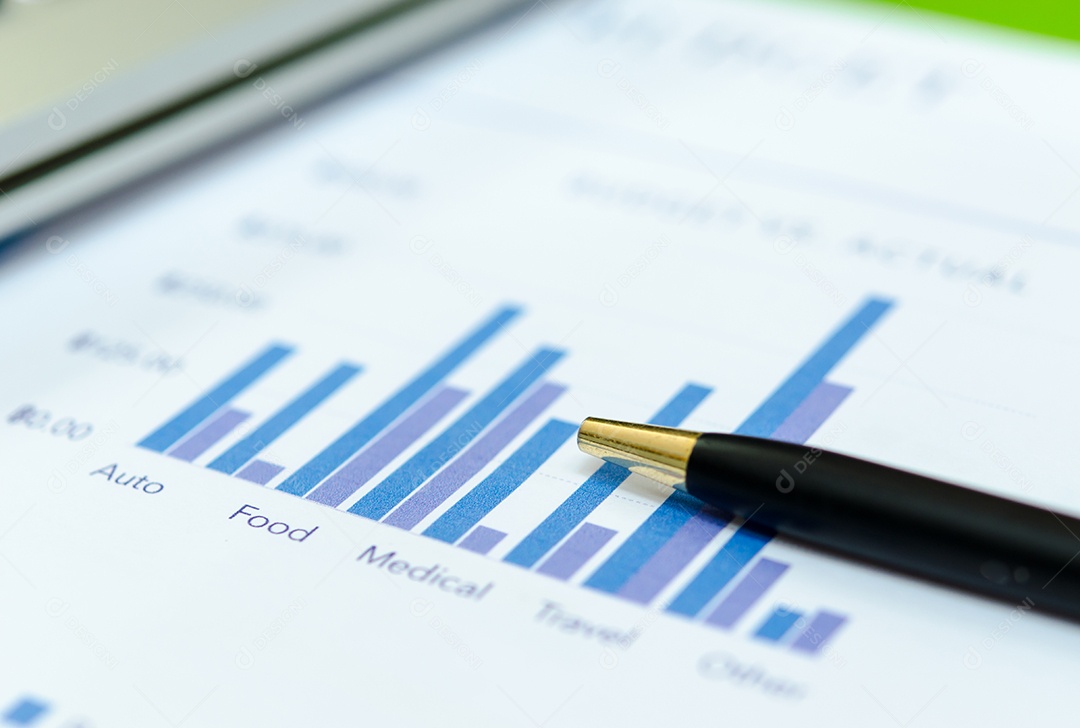 Análise de gráficos financeiros e caneta.