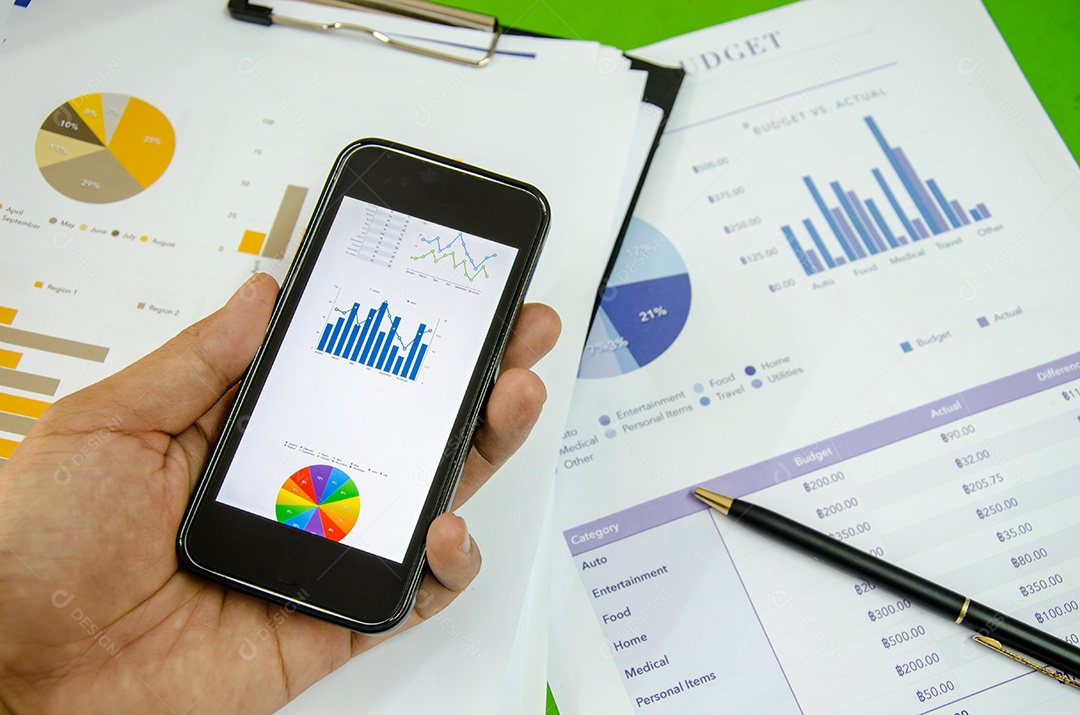 Smartphone de negócios e caneta na mesa.